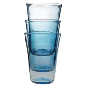 Frilagd bild på 3 stapelbara glas i ljusblått glas, staplade i varandra
