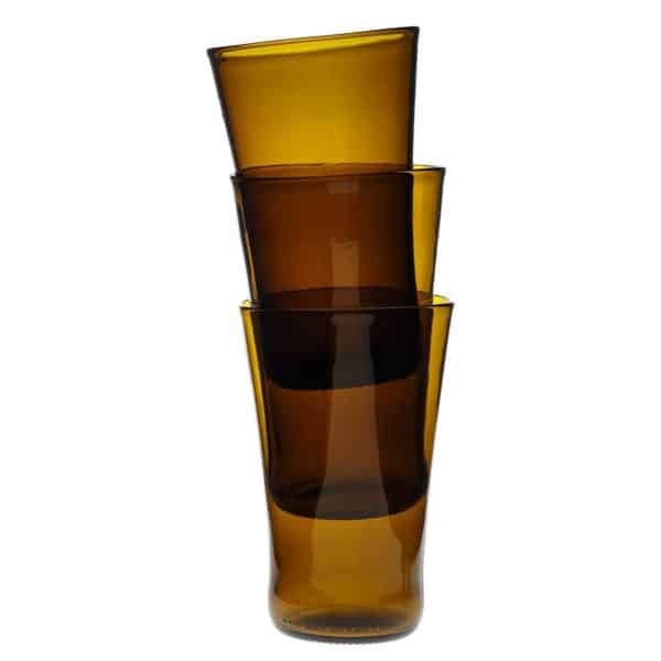 Frilagd bild på 3 stapelbara glas i brunt glas, staplade i varandra