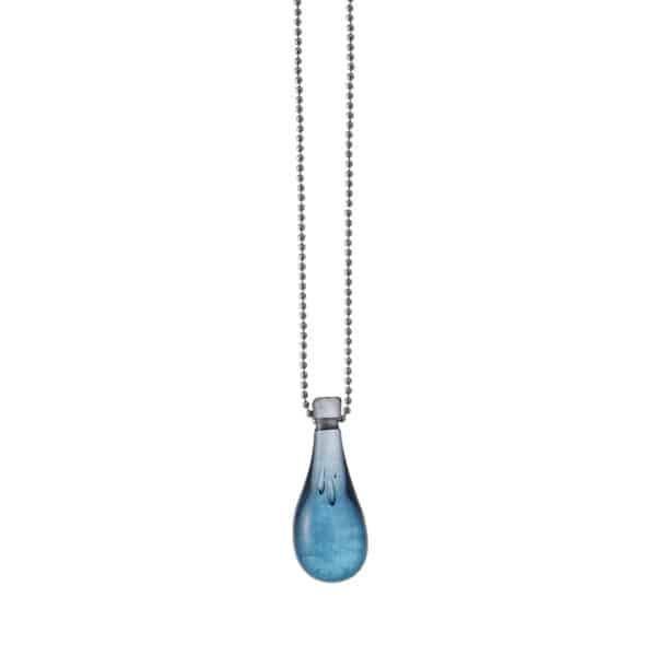 Hängsmycke i form av en glasdroppe i ljusblått glas. Tillverkad av skärvor från trasiga alster eller spillbitar.